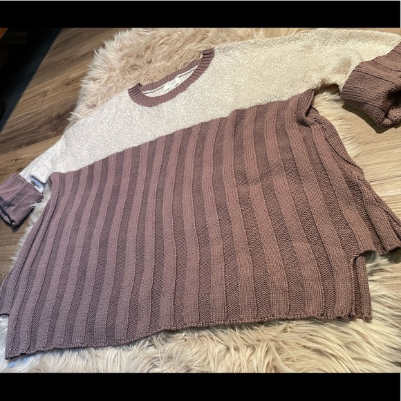 Umgee 2-Tone Short Sleeve Popcorn Ribbed Cable Scoop Neck Sweater - Picture 2 of 8